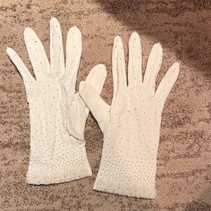 Elegant Pearl-Embellished White Gloves